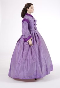 Seitenansicht eines lila Tageskleides, 1860er Jahre