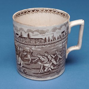 Staffordshire-Pintkrug mit Sepia-Transfer eines Fußballspiels (Keramik)
