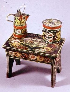 Hocker, Kaffeekanne und Kiste