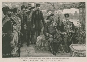Der Schah und der Prinz von Wales fahren auf der Themse an Bord der Duke of Edinburgh