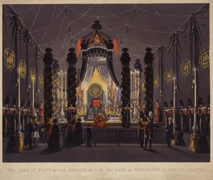 Aufbahrung der Überreste von F M Der Herzog von Wellington im Chelsea Hospital, November 1852 (kolorierte Gravur)