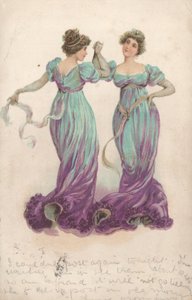 Zwei tanzende Frauen in passenden blau-lila langen Kleidern von English School