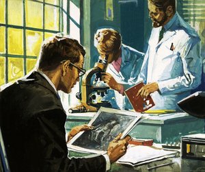 Unidentifizierte Wissenschaftler, einer betrachtet Fotografien, einer schaut durch ein Mikroskop