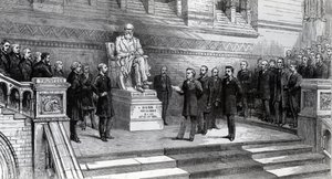 Enthüllung der Statue des verstorbenen Charles Darwin im Natural History Museum, South Kensington, 9. Juni 1885 von English School