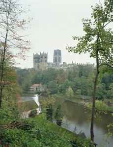 Blick auf die Kathedrale von Durham über den Fluss Wear, begonnen 1093