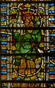 Fenster E1 mit Salomo, der eine Kirche trägt