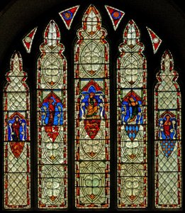 Fenster Ew, das die Kreuzigung und St. Maria, St. Johannes, St. Maria Magdalena und St. Margareta darstellt