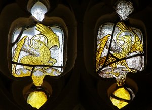 Fenster n2 mit Darstellung der Evangelistensymbole - St. Lukas