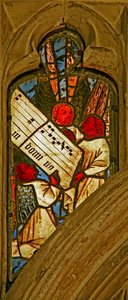 Fenster n2 mit Darstellung des Engelschors mit Noten