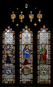 Fenster n3 mit Darstellung von St. Johannes, Jungfrau Maria, St. Paulus von English School