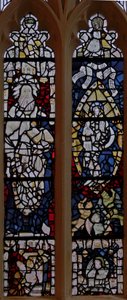 Fenster S2 mit St. Johannes dem Täufer; Frau, bekleidet mit der Sonne und dem Mond unter ihren Füßen, mit dem Knaben im Buch der Offenbarung von English School
