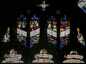 Fenster s2 mit Maßwerklichtern mit musizierenden Engeln von English School