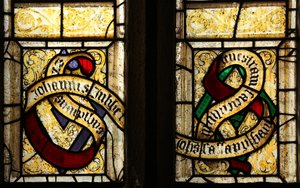 Fenster s7, Tubbe-Familienmotto darstellend von English School