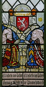 Fenster w1 zeigt Elizabeth Talbot, Herzogin von Norfolk und Elizabeth Tilney, Gräfin von Surrey mit dem Wappen der Familie Mowbray darüber von English School