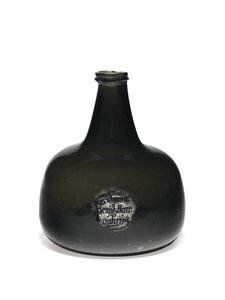 Weinflasche in Mallet-Form mit Schnurrand und eingedrücktem Boden, 1714