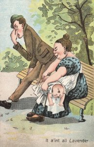 Frau wechselt ein Baby im Park