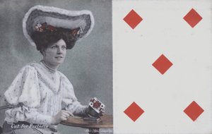 Frau mit Spielkarten und der Fünf von Karo