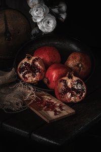 Elegantes Granatapfel-Stillleben