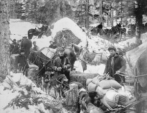 Goldsucher steigen den Porcupine Hill auf dem Skagway Trail, Alaska, während des Klondike-Goldrauschs (1897-98) hinauf