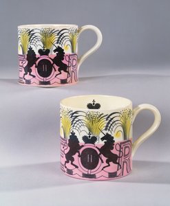 Ein Paar Wedgewood-Tassen zur Krönung Ihrer Majestät Königin Elisabeth II., 1953 von Eric Ravilious