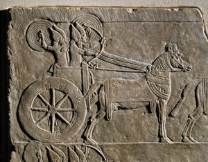 Assyrischer Kriegswagen mit Wagenlenker von Erich Lessing