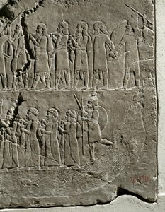 König Ashurbanipals Feldzug gegen Elam, Soldaten führen Gefangene entlang des Flusses Tigris