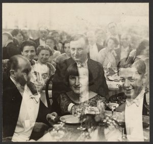 Doppelbelichtung einer Gruppe von Menschen bei einem Bankett von Erich Salomon