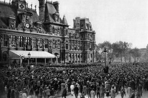 Menschenmenge vor dem Rathaus an einem Empfangstag, Paris, 1931 von Ernest Flammarion