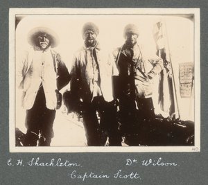 Eine Gruppenfotografie von Shackleton, Captain Scott und Dr. Wilson bei ihrer Rückkehr zur Discovery nach dem Versuch, den Südpol zu erreichen. Aus dem Album von Sir Ernest Henry Shackleton mit dem Titel National Antarctic Expedition (1901-1903) von Ernest Henry Shackleton