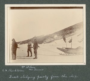 E H Shackleton, Dr. Edward Wilson und Mr. Hartley Ferrar (der Geologe) im Geschirr zum Schlitten. Aus dem Album von Sir Ernest Henry Shackleton mit dem Titel National Antarctic Expedition (1901-1903) von Ernest Henry Shackleton