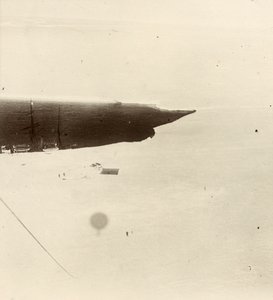 Blick vom Ballon auf das Plateau. Aus dem Album von Sir Ernest Henry Shackleton mit dem Titel National Antarctic Expedition (1901-1903)