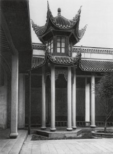 Changshafu, Chen kia tze tang, Hunan, Ahnentempel der Familie Chen, Glockenturm im Hauptgericht von Ernst Boerschmann