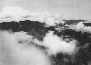Hua shan, Pai yun, Shensi, Weiße Wolken um den Gipfel des Heiligen Berges von Ernst Boerschmann
