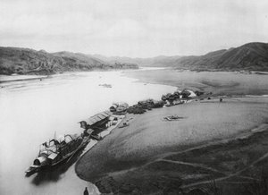 Kuei Kiang, Kuangsi, Kuei Fluss, Boote entlang der Ufer von Ernst Boerschmann