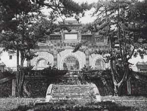Peking, Si shan, Tsing i yuan, Chihli, Farbglasierte Tor in den Westlichen Hügeln bei Peking von Ernst Boerschmann