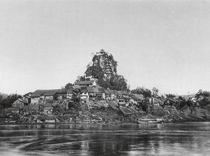 Shih pao chai, Wan yin shan, Szechuan, Dorf und heiliger Felsen am Ufer des Jangtse
