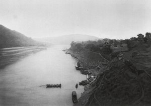 Suchoufou, Szechuan, Blick von der Stadt den Min-Fluss hinauf von Ernst Boerschmann