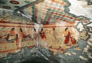 Etruskische Kunst: Blick auf das Innere des Grabes der Leoparden, dekoriert mit Fresken, die eine Bankettszene mit Tänzern darstellen. 470 v. Chr. Nekropole von Monterozzi, Tarquinia, Italien von Etruscan