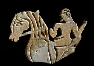 Etruskische Zivilisation: Akroterion in Form eines Reiters. 7. Jahrhundert v. Chr. Aus dem Palast von Murlo. Florenz, Soprintendenza Archeologica