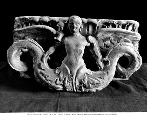 Gesims mit der Figur der Scilla