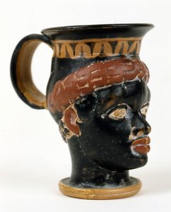 Etruskische Vase in Form eines schwarzen Männerkopfes. Museo Nazionale de Tarquinia von Etruscan Etruscan
