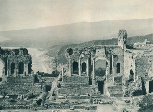 Bühne und Umkleideraum des griechischen Theaters, Taormina, Sizilien, Italien, 1927 von Eugen Poppel