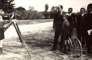 Mussolini posiert mit seinem Sohn für einen Fotografen von Eugenio Risi