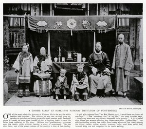 Eine chinesische Familie zu Hause, die nationale Institution des Fußbindens