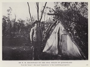 Herr R. M. Macdonald auf den Opalfeldern von Queensland von European Photographer
