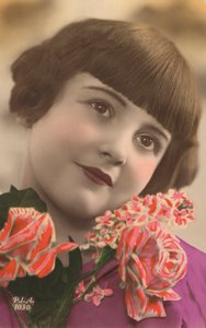 Porträt eines jungen Mädchens mit Blumen von European Photographer