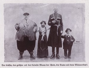 Die dicksten, größten und kleinsten Männer der Welt und eine bärtige Dame (s/w Foto)