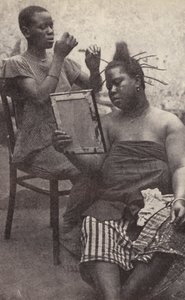 Westafrikanische Frau lässt sich die Haare machen (s/w Foto) von European Photographer