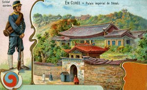Ein koreanischer Soldat, das koreanische Symbol des Taegeuk und eine Ansicht des Kaiserpalastes in Seoul, 1904 von European School