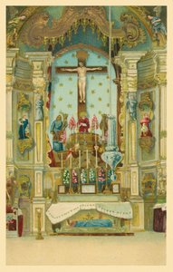 Gekreuzigte Christusfigur über einem Kirchenaltar